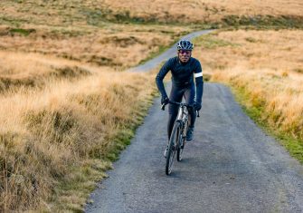 Cadex AR: Un paso decisivo en el gravel con ruedas, cubiertas y un manillar