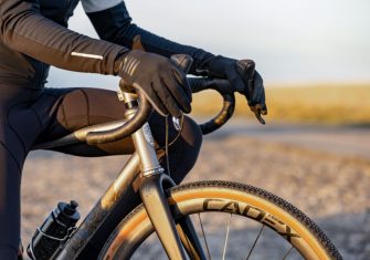 Cadex AR: Un paso decisivo en el gravel con ruedas, cubiertas y un manillar