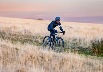 Cadex AR: Un paso decisivo en el gravel con ruedas, cubiertas y un manillar