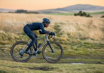 Cadex AR: Un paso decisivo en el gravel con ruedas, cubiertas y un manillar