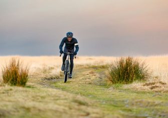 Cadex AR: Un paso decisivo en el gravel con ruedas, cubiertas y un manillar
