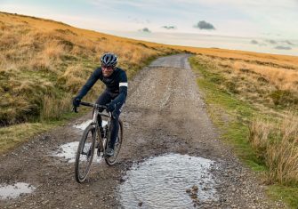 Cadex AR: Un paso decisivo en el gravel con ruedas, cubiertas y un manillar