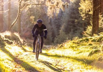 Cadex AR: Un paso decisivo en el gravel con ruedas, cubiertas y un manillar