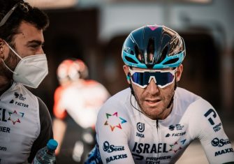 Ligereza, diseño y un ajuste perfecto: Los cascos HJC, por el Israel-Premier Tech