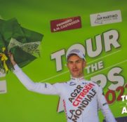 Geoffrey Bouchard impide la victoria de Pello Bilbao en los Alpes