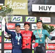 Dylan Teuns impide la machada de Alejandro Valverde en la Flecha