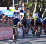 Girmay hace historia en el Giro al batir a Van der Poel