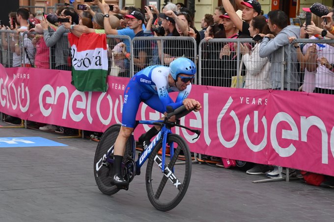 Simon Yates rompe los pronósticos en la crono del Giro