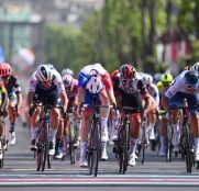 Demare impone su pontencia en el sprint del Giro
