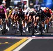 Alberto Dainese devuelve la sonrisa al DSM en el Giro