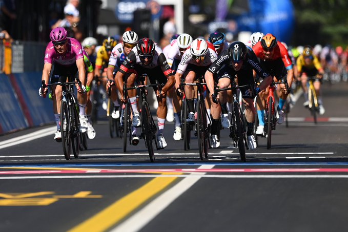 Alberto Dainese devuelve la sonrisa al DSM en el Giro
