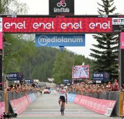 Giulio Ciccone gana la etapa y Carapaz salva el día tras caerse