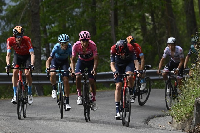 Gana Hirt, Carapaz sigue líder y el Giro arde: es cosa de cuatro