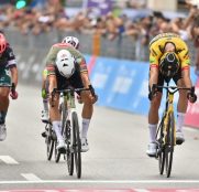 De Bondt se impone en una etapa del Giro disputada a ritmo de locos