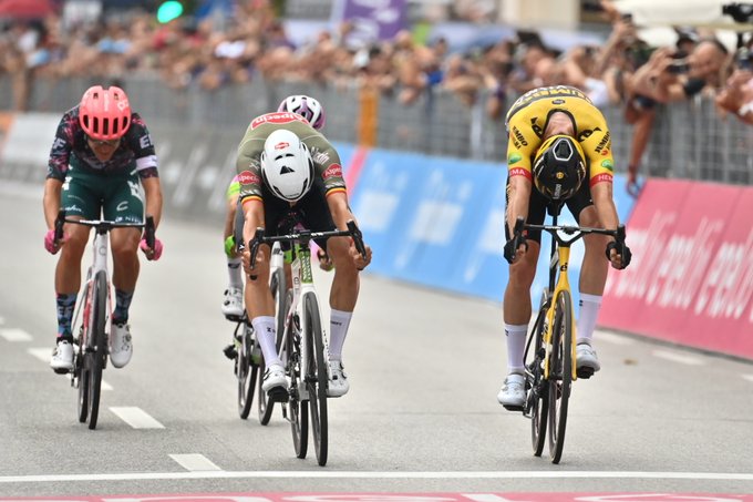 De Bondt se impone en una etapa del Giro disputada a ritmo de locos
