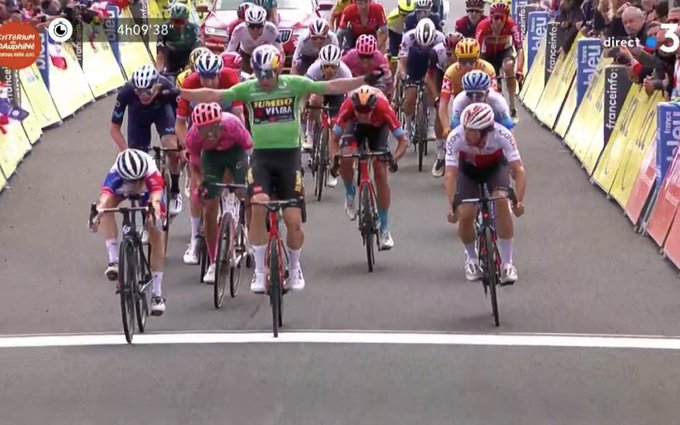 David Gaudu sorprende a Wout van Aert en el Dauphiné
