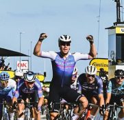 Tour de Francia: Jakobsen y Van Aert se reparten el botín