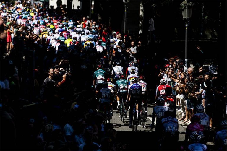 Daan Hoole y Jan Hirt, primeras víctimas del COVID en la Vuelta