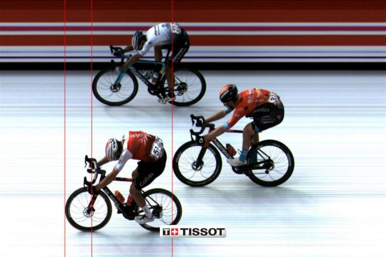 La Vuelta: Jesús Herrada triunfa en Cistierna con un sprint perfecto