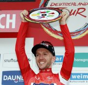 Adam Yates deja Ineos Grenadiers y firma por UAE Team Emirates