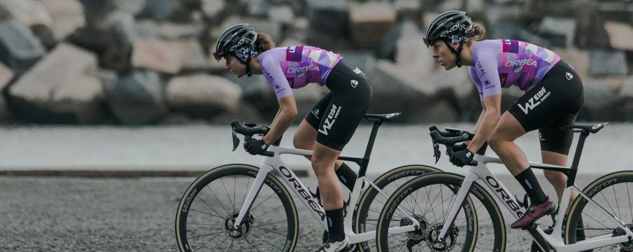 Laboral Kutxa desvela su nueva indumentaria para el equipo femenino