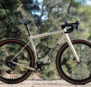 El futbolista Andrés Iniesta lidera el lanzamiento de una nueva bicicleta: Guava