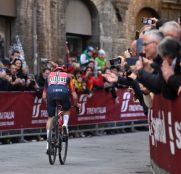 Strade Bianche: exhibición en solitario del británico Tom Pidcock