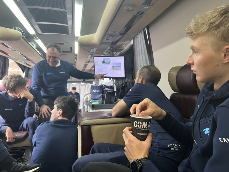 Movistar se gana el respeto internacional por su nivel en las clásicas