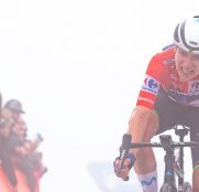 La Vuelta más emocionante: Van Vleuten salva el liderato por sólo nueve segundos