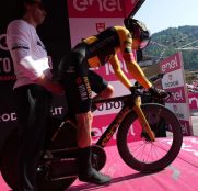 Giro de Italia: Roglic sentencia en la contrarreloj… tras el suspense de un salto en su cadena