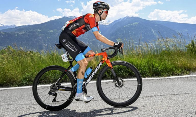 Gino Mader, en estado muy grave tras caerse en el Tour de Suiza