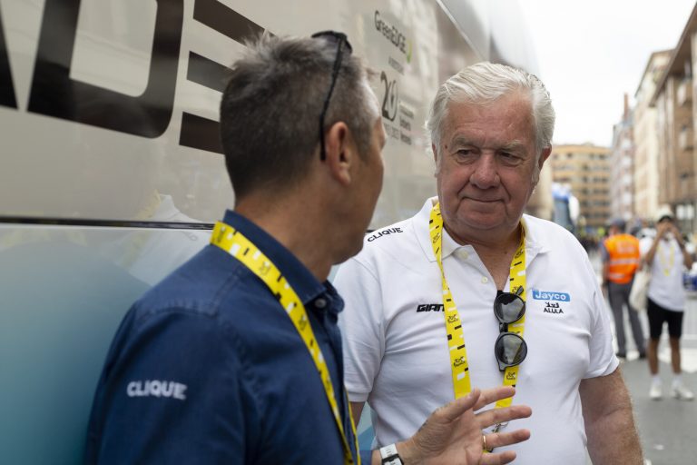 El equipo Axeon pasará a ser controlado por Jayco desde 2024 hasta 2026