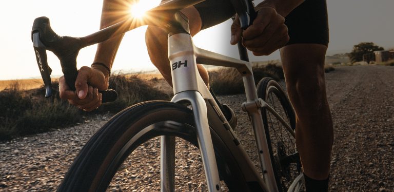 BH lanza su nueva bici de gravel de la mano de Felipe Orts