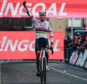 Victoria con polémica de Mathieu van der Poel en la Copa del Mundo de Hulst