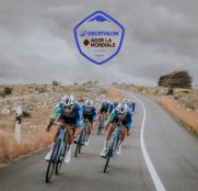 Decathlon Ag2r La Mondiale cambia de colores: nuevo maillot y culotte