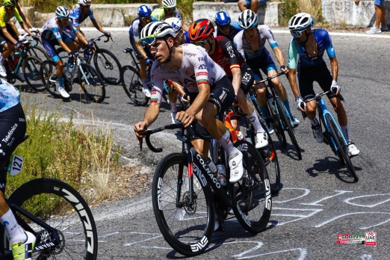 UAE y Visma siguen fallando en la Vuelta: el portugués Almeida pone pie en tierra