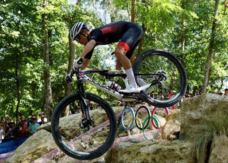 Tom Pidcock y los fabricantes Scott y Pinarello, un extraño matrimonio de tres