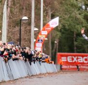 Mathieu van der Poel supera a sus rivales en el regreso de Wout van Aert
