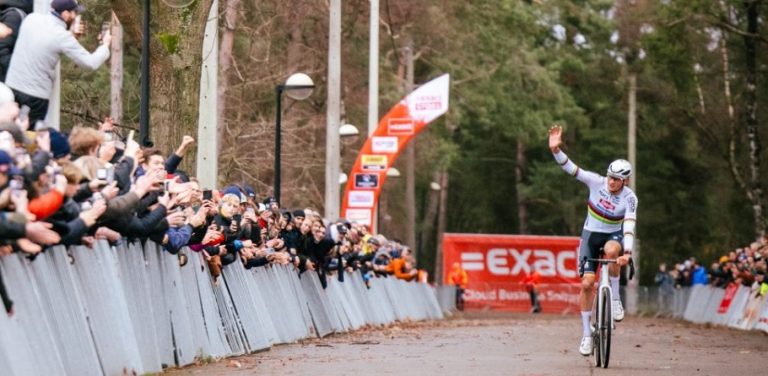 Mathieu van der Poel supera a sus rivales en el regreso de Wout van Aert