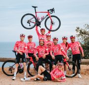 EF Education presenta en sociedad su nuevo color rosa para los tres equipos de 2025