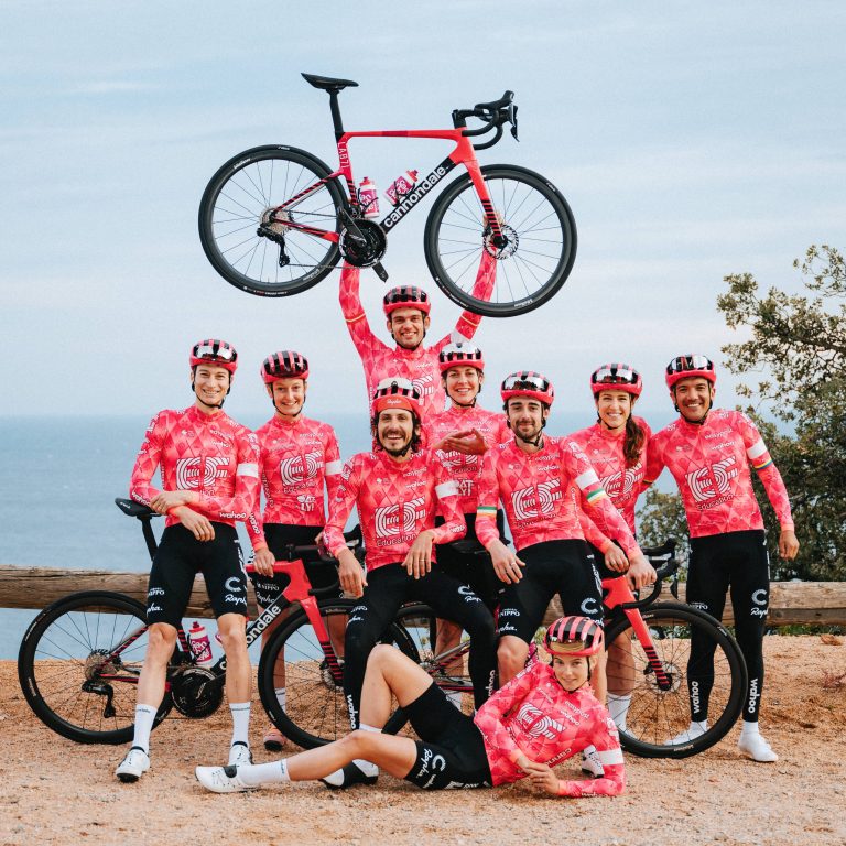 EF Education presenta en sociedad su nuevo color rosa para los tres equipos de 2025