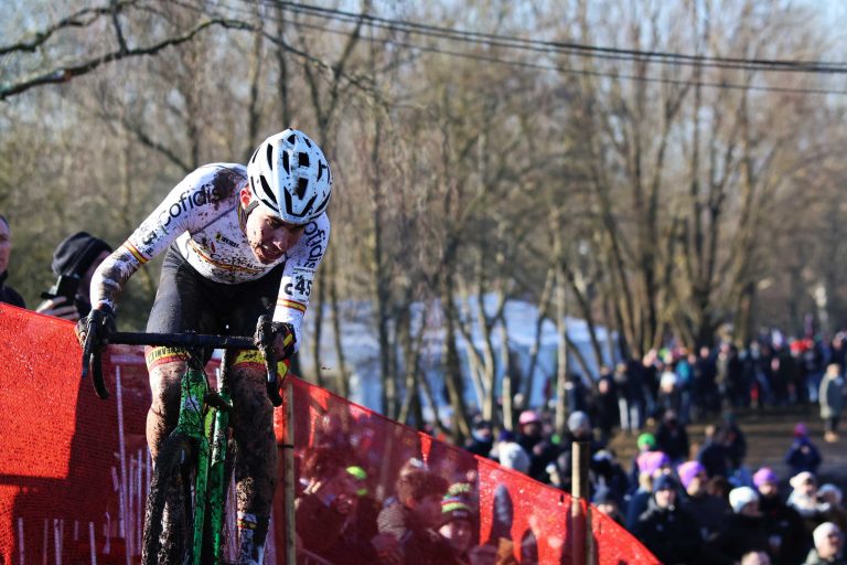 Benjamín Noval rozó las medallas en la prueba júnior del Mundial de ciclocross