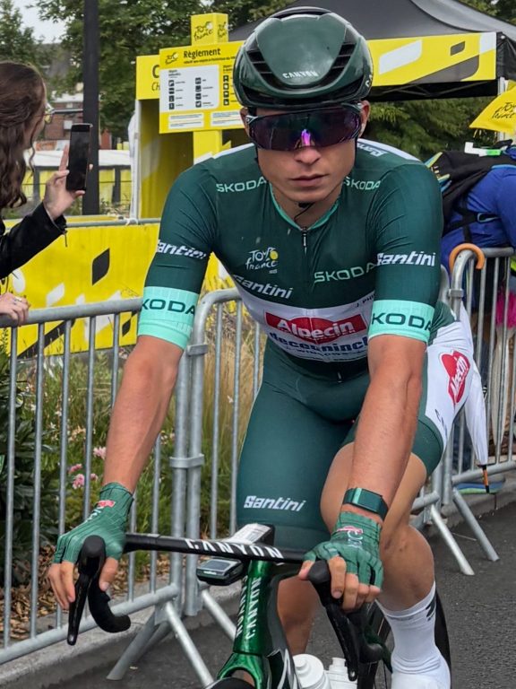 Jasper Philipsen tendrá que ser operado tras abandonar por caída en el Tour