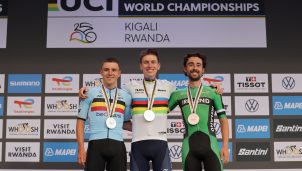 Tadej Pogacar vuelve a romper las reglas clásicas del ciclismo para ganar el Mundial