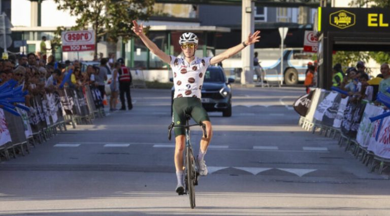 Exhibición de Matthew Peace en la etapa reina de la Vuelta a Cantabria júnior