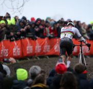Mathieu van der Poel puede en Namur con Thibau Nys… por un problema técnico