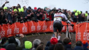 Mathieu van der Poel puede en Namur con Thibau Nys… por un problema técnico
