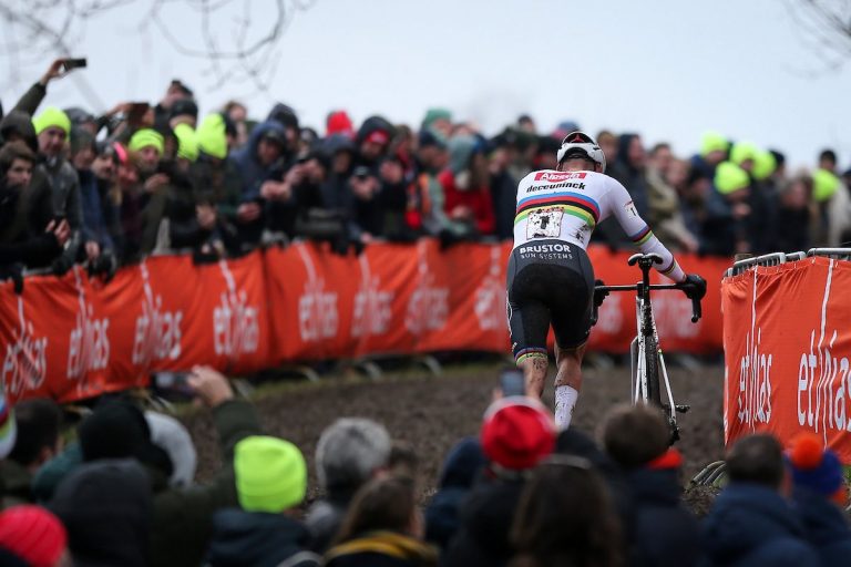 Mathieu van der Poel puede en Namur con Thibau Nys… por un problema técnico