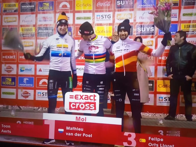 Mathieu van der Poel vence y Felipe Orts firma un podio histórico bajo la nieve