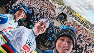 Tour de Flandes: Tadej Pogacar sigue venciendo gracias a la locura de sus rivales